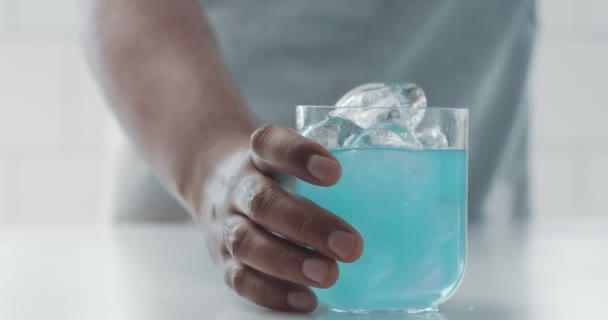 Barist tomó el vaso con limonada azul brillante y lo bebe — Vídeos de Stock