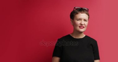 kadın sometching görüyorum ama onu gözlük kaybettim sonra kafasına buldum çalışın