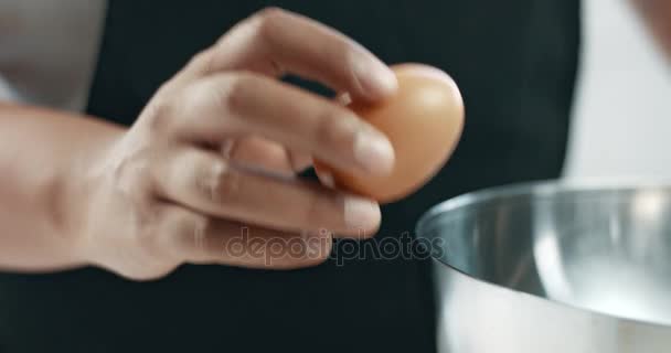 Gemengd ras Bakker maakt een cake. — Stockvideo