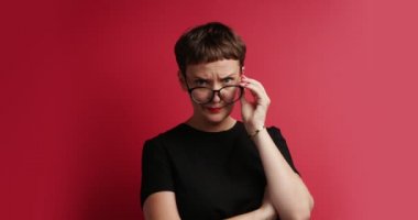 onun gözlük üst üzerinde ciddi mağrur kadın görünüyor