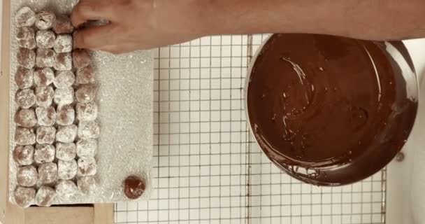 Le maître chocolatier de son usine fait une truffe. Fabrication de truffes au chocolat — Video