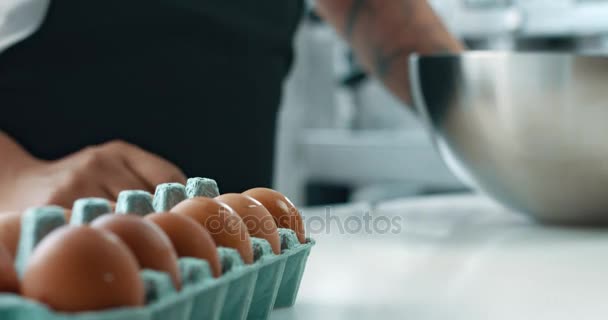 Smíšené rasy baker dělá dort. — Stock video