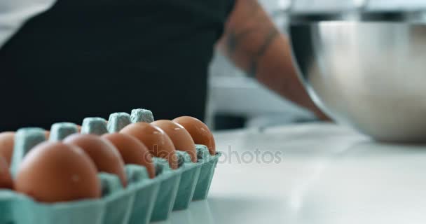 Panadero de raza mixta hace un pastel . — Vídeos de Stock