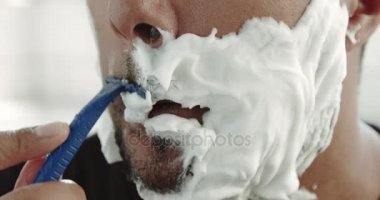 karışık ırk siyah adam ile köpük tıraş