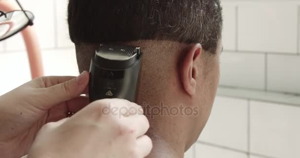 Hombre de raza mixta tiene un corte de pelo en casa en el baño soleado — Vídeos de Stock