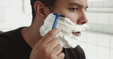 karışık ırk siyah adam ile köpük tıraş