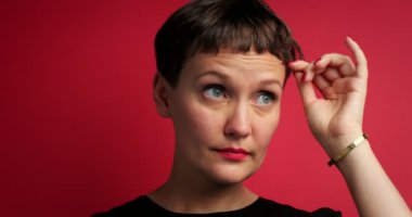 kırmızı arka plan stüdyo portre güzel kadın