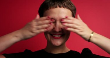 closeup kadının el ve bir hediye bekliyor ile gözleri kapalı. daha şaşırttı