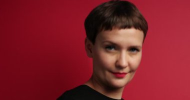 kadın başını sallamak olanlar onay kırmızı zemin üzerine