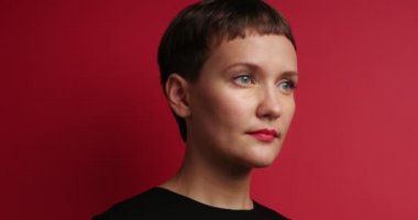 kamera ve gülümseyerek başını çevirerek sakin bir kadın portresi