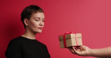 kadın recived zorba bir hediye ve atmak o dışarı unsatisfacted ile karşı karşıya