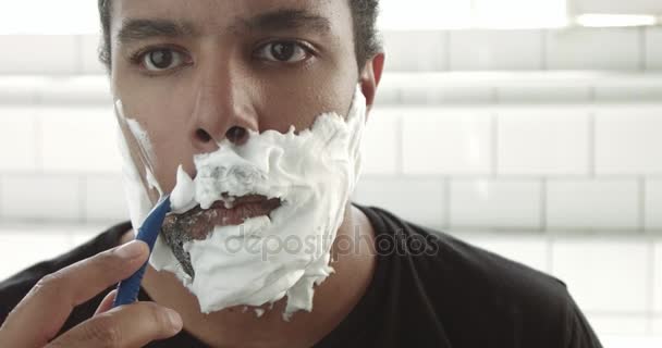 Mixed race black man shaving with foam — Stock Video
