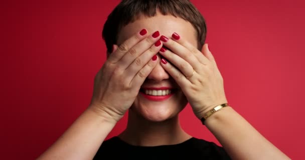 Femme attendant un cadeau avec un n yeux fermés avec deux mains — Video