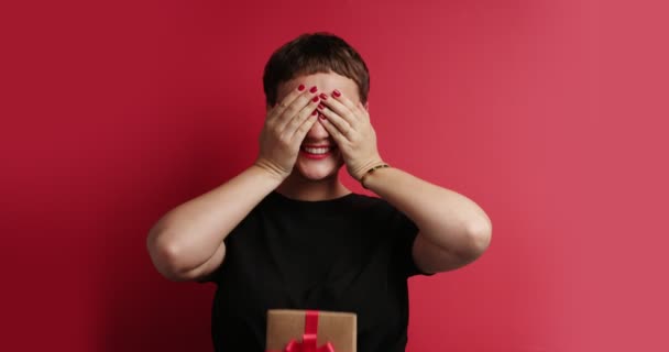 Nő csukott szemmel és egy ajándék doboz feltűnik alatt — Stock videók