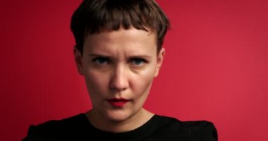 ciddi ve kızgın womans portre