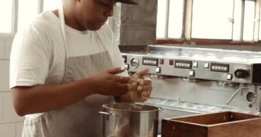 Çikolata master onun fabrika içinde bir yer mantarı yapar. Çikolata truffles işlemi yapma