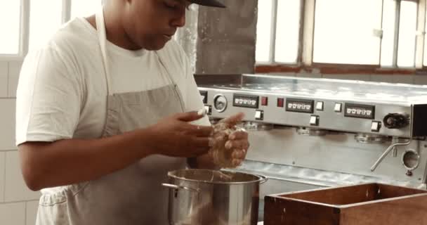 El maestro del chocolate en su fábrica hace trufas. Trufas de chocolate fabricación de proceso — Vídeo de stock