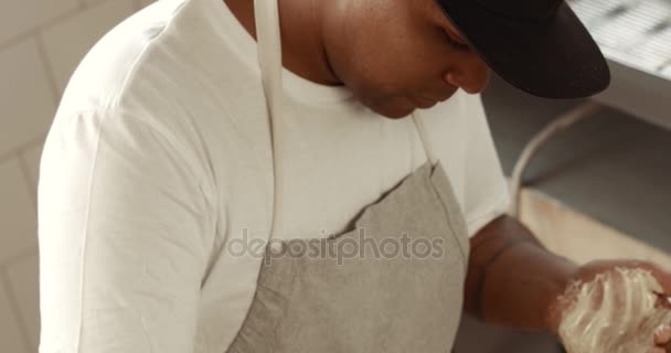 Schokoladenmeister in seiner Fabrik stellt Trüffel her. Herstellung von Schokoladentrüffeln — Stockvideo