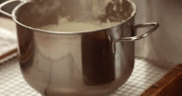 그의 공장에서 초콜릿 마스터는 송로 버섯을 만든다. 초콜릿 트 뤼 플 과정의 만들기 — 비디오