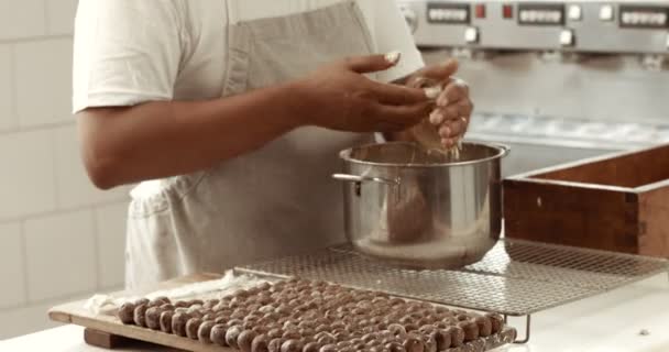 Maestro di cioccolato nella sua fabbrica fa un tartufo. Tartufo di cioccolato processo — Video Stock