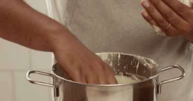 Çikolata master onun fabrika içinde bir yer mantarı yapar. Çikolata truffles işlemi yapma