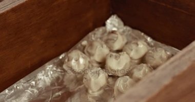 Çikolata master onun fabrika içinde bir yer mantarı yapar. Çikolata truffles işlemi yapma