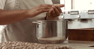 Çikolata master onun fabrika içinde bir yer mantarı yapar. Çikolata truffles işlemi yapma