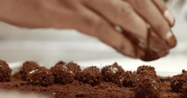 Çikolata master onun fabrika içinde bir yer mantarı yapar. Çikolata truffles işlemi yapma