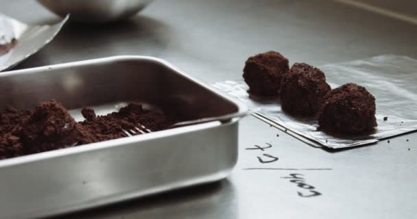 Immxed rasy człowieka sprawia, że słodycze czekoladowe w kuchni przemysłowych. — Wideo stockowe