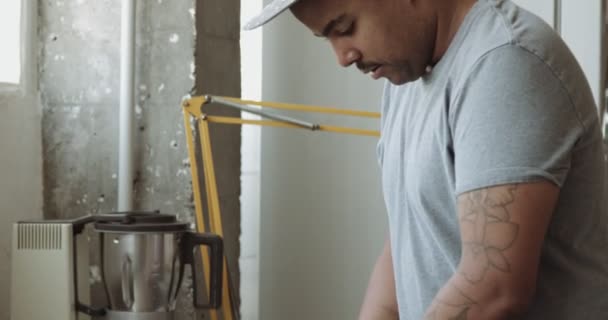 Immxed raça homem faz um chocolate doces na cozinha industrial . — Vídeo de Stock