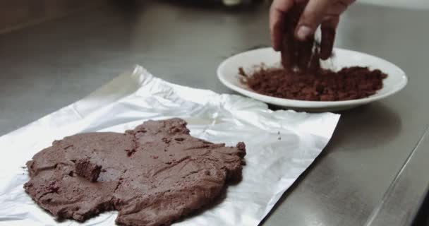 Hombre de raza immxed hace un chocolate dulces en la cocina industrial . — Vídeos de Stock