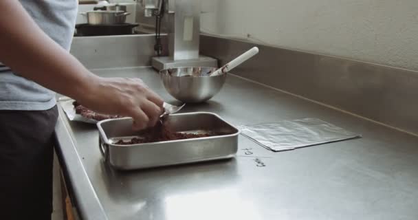 Immxed raça homem faz um chocolate doces na cozinha industrial . — Vídeo de Stock