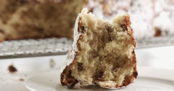 Gros plan de gâteau brioché. texture de gâteau aux raisins secs . — Video