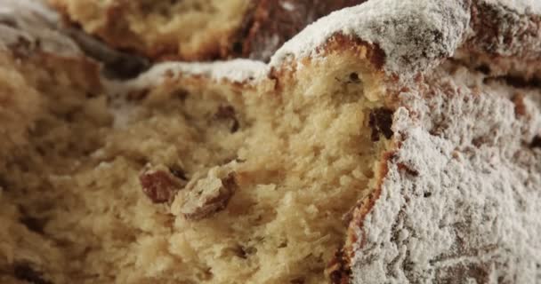 Close-up van brioche taart. textuur van cake met rozijnen. — Stockvideo