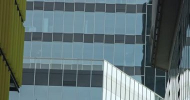 Kurumsal binalar. Gökyüzü-sıyırıcı gökyüzünde yansıması