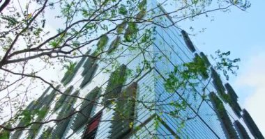 Kurumsal binalar. Gökyüzü-sıyırıcı gökyüzünde yansıması