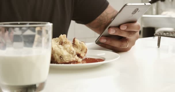 Primer plano de la raza mixta mans mensajes de texto a mano en el teléfono inteligente durante el desayuno — Vídeos de Stock
