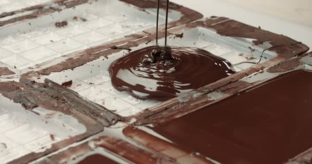 tekuté čokolády texturu. Proces tvorby čokoládové tyčinky