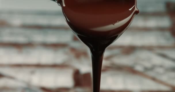 Textura de chocolate líquido. Proceso de hacer una barra de chocolate — Vídeo de stock