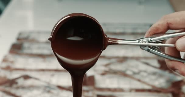 Texture chocolat liquide. Processus de fabrication d'une barre de chocolat — Video