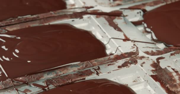 Płynnej czekolady tekstury. Proces tworzenia czekoladowych batoników — Wideo stockowe