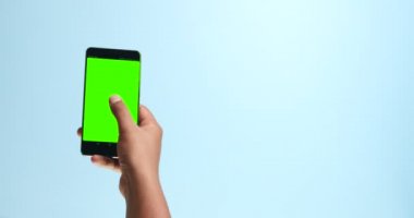 Closeup el chromakey bir smartphone ile kuvvetli darbe yapma ekran ekran