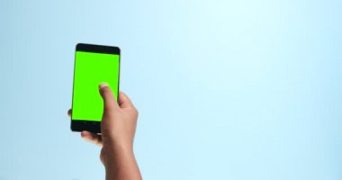 Closeup el chromakey bir smartphone ile kuvvetli darbe yapma ekran ekran