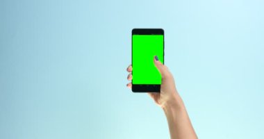 Closeup el chromakey bir smartphone ile kuvvetli darbe yapma ekran ekran