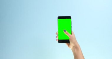 Closeup el chromakey bir smartphone ile kuvvetli darbe yapma ekran ekran
