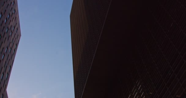 Corporate buildings. Reflection of sky in sky-scraper — Stock Video