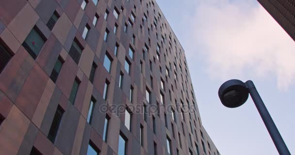 Firmengebäude. Spiegelung des Himmels im Wolkenkratzer — Stockvideo