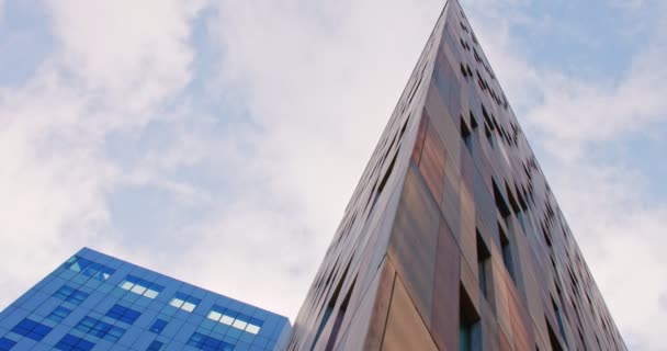 Bedrijfsgebouwen. Reflectie voor sky in hemel-schraper — Stockvideo