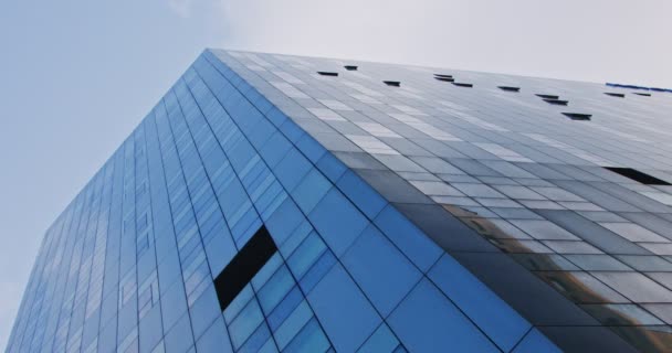 Bedrijfsgebouwen. Reflectie voor sky in hemel-schraper — Stockvideo