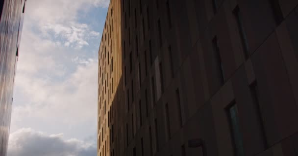 企業の建物。空のスクレーパーの空の反射 — ストック動画